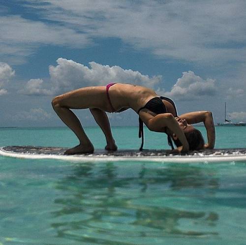 Elisabetta Canalis, sexy yoga sulla tavola da surf