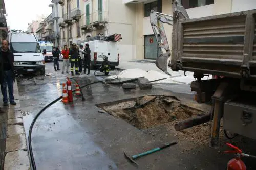 Barletta, esplode conduttura del gas: un morto e tre feriti