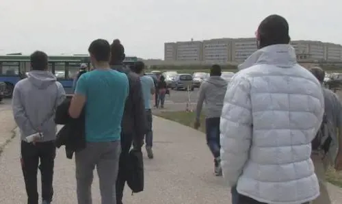 Ritardo nel pagamento della diaria e i profughi si ribellano
