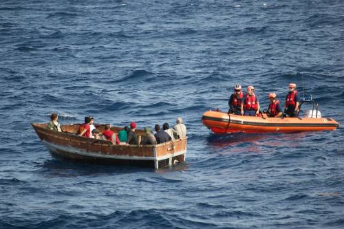 Noi accogliamo tutti, gli Usa riportano indietro i barconi trovati in mare