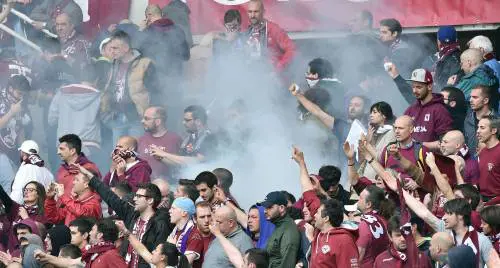 Nella faccia violenta del derby spunta pure una bomba carta