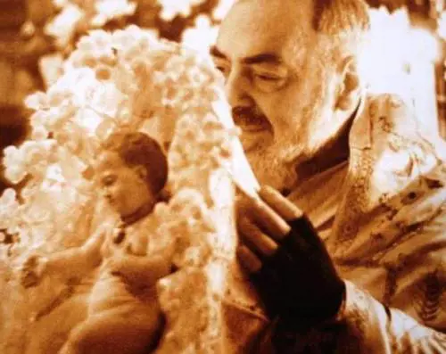 Napoli, vandali contro Padre Pio. Decapitata la statua del Santo