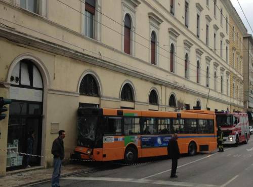 Ancona, tragedia sfiorata: bus si schianta su un palazzo