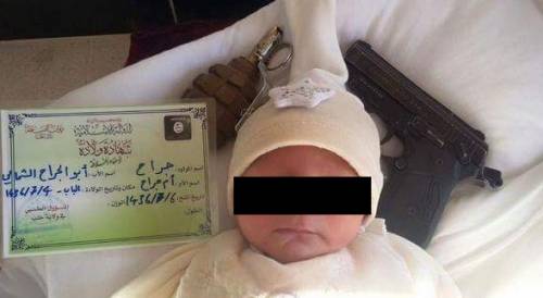 Continua l'orrore dell'Isis: su Twitter foto di neonato con pistola e bomba a mano