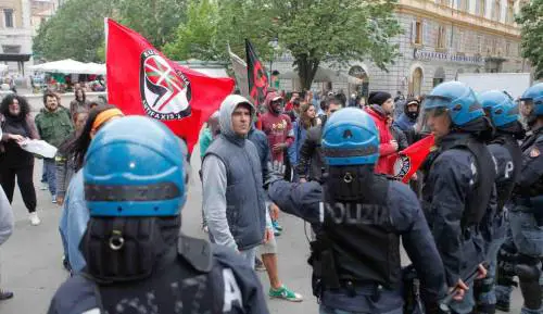 Uova e bottiglie contro Salvini