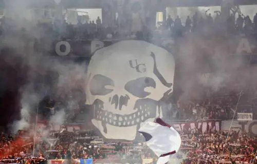 Mistero bomba carta. Lanciata dai bianconeri o accesa dai granata?