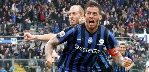 Denis, un pugno da 5 giornate. Una a Tonelli