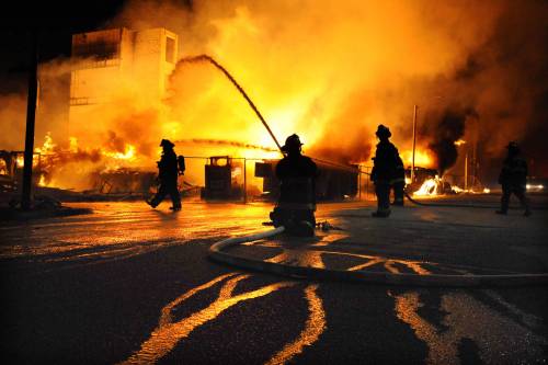 Usa, neri in rivolta: Baltimora in fiamme come Ferguson