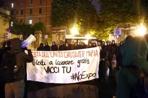 I centri sociali fanno la Festa ai ministri di Renzi e al Pd