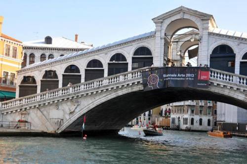 Venezia, ponte di Rialto sta cadendo a pezzi: "Le pietre si distaccano"