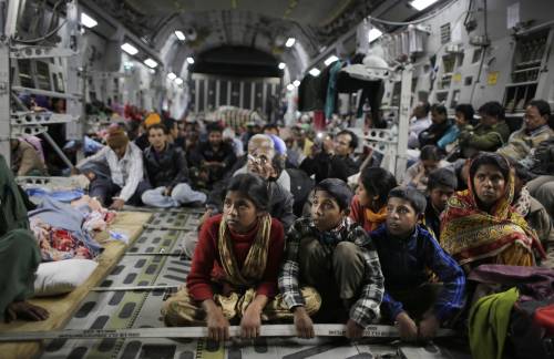 Sopravvissuti lasciano il Nepal diretti a Nuova Delhi su un cargo indiano
