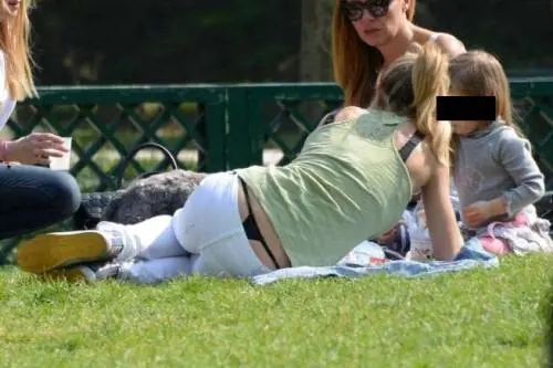 Maddalena Corvaglia sexy al parco