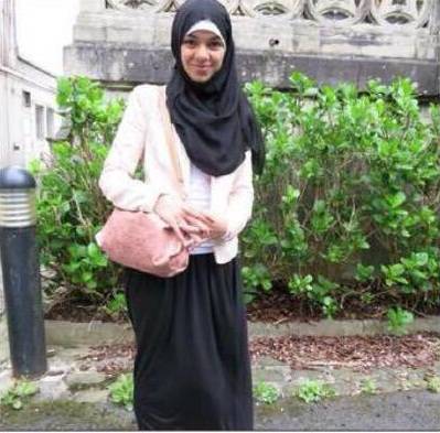 "La gonna è troppo lunga": ragazza musulmana lasciata fuori da scuola