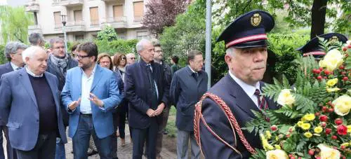 Pisapia, fiori a Ramelli ma il suo consigliere gli strappa i manifesti