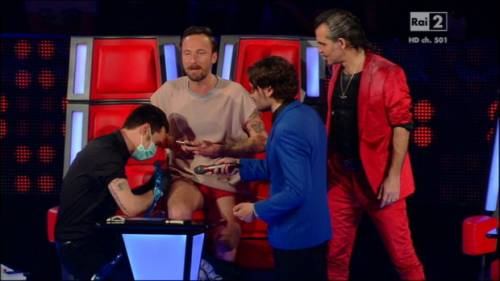 Francesco Facchinetti si spoglia e si tatua in diretta a The Voice