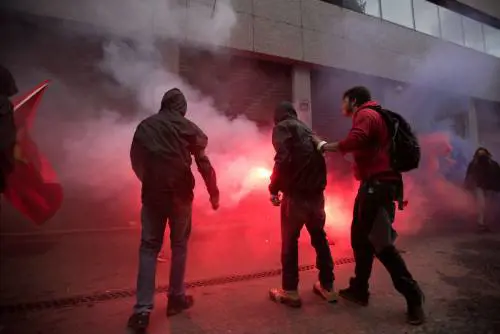 No Expo, scontri tra studenti, anarchici e black bloc