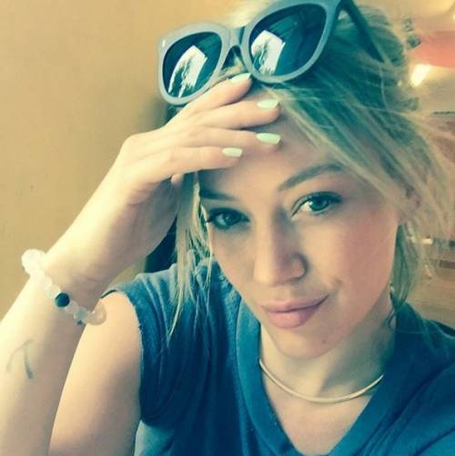 Hilary Duff su Tinder: "Cerco l'amore, ma no ai palestrati"