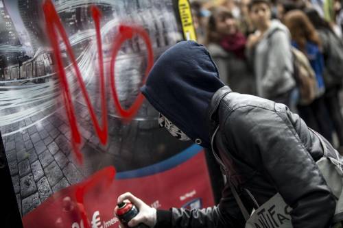 No Expo, scritte e vandalismo per le vie di Milano