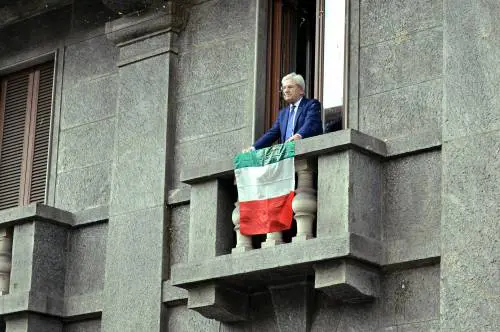Espone il Tricolore: i NoExpo lo riempiono di uova