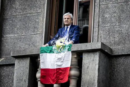 Lancio di uova sul Tricolore: il "coraggio" degli antagonisti