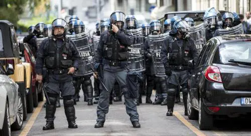 Caos e violenza, la città in ostaggio