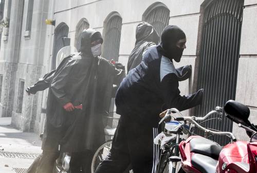 Black bloc scatenati a Milano: assalti, danni e città nel caos