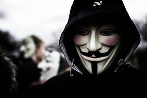 Anonymous: "Rubati dati personali alle istituzioni italiane"