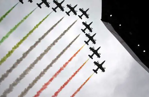 Frecce tricolori, bandiera d'Italia che sventola coi soldi dei privati