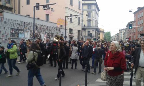 Il corteo dall'interno: il racconto degli inviati
