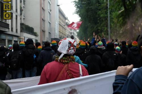 Fumogeni, pietre e bottiglie: l'attacco degli antagonisti