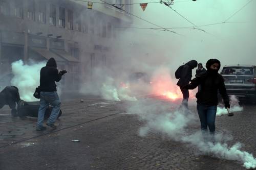 Così i black bloc bruciano la città