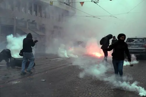 Così i black bloc bruciano la città