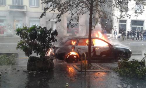 L'inferno in corso Magenta: la prima carica dei Black Bloc