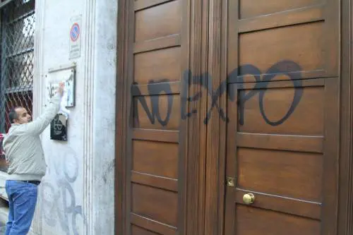 Al lavoro per ripulire Milano dopo gli scontri