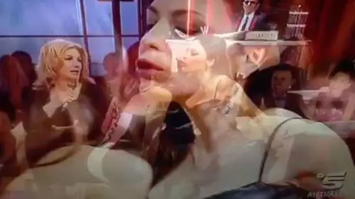 Quel bacio "saffico" tra Efe Bal e Naike Rivelli