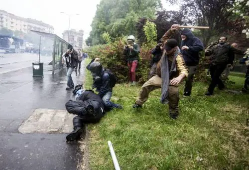 Così i black bloc ​aggrediscono un agente