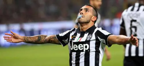 Carlos Tevez festeggia dopo il goal
