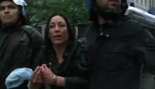 La sexy antagonista che grida: "Si fa sesso selvaggio in cella?"