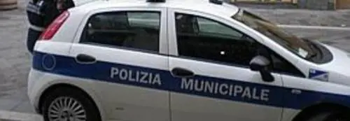 Civitanova, il vicino è un petomane, donna chiama i vigili urbani per misurare il rumore