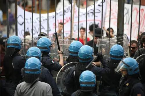 Manifestanti contestano Renzi alla Festa dell'Unità a Bologna
