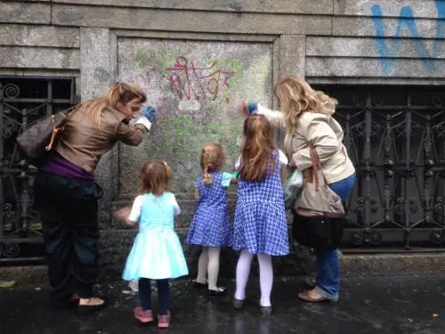 In migliaia in piazza per pulire Milano