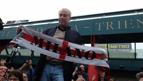 Passerella di sinistra e vip e i residenti li contestano: «Vergogna, eravamo soli»