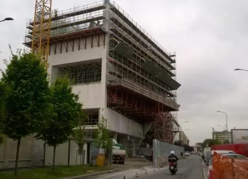 Il super museo di Prada si è mangiato una corsia