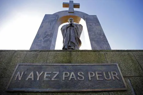 Francia, giudice fa rimuovere la statua di Giovanni Paolo II