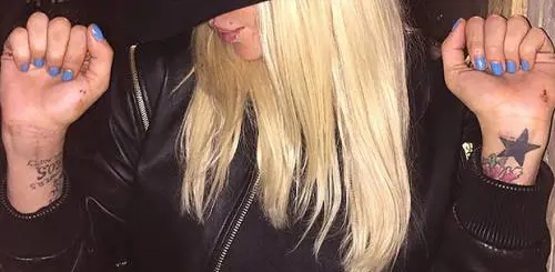 La vendetta dell'ex di Nina Moric: posta la foto che mostra i tagli sui polsi