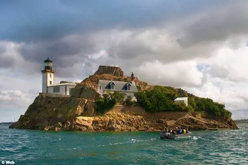 Cast away in salsa bretone: l’isola deserta a 15 euro a notte