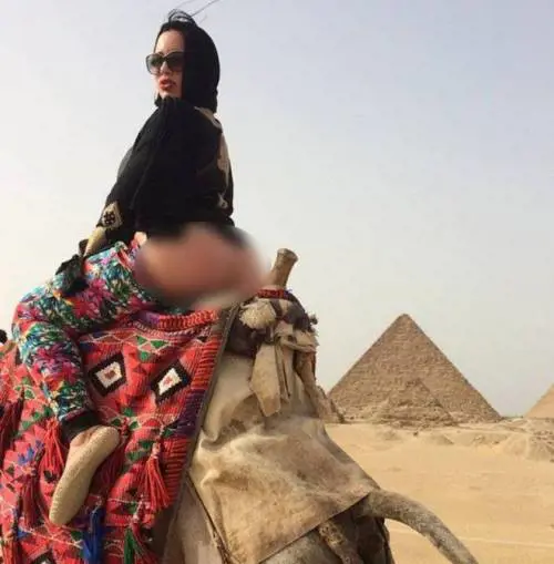 Carmen De Luz sfida gli egiziani: foto hard tra le piramidi