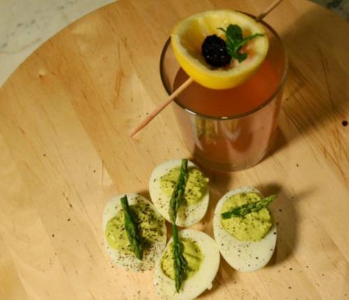 Uova ripiene di asparagi e cocktail frozen sidecar