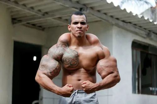 Bodybuilder si inietta olio e medicine per aumentare i muscoli: rischia la vita