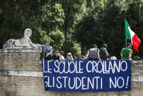 La  scuola contro la riforma: "Renzi puffarolo"